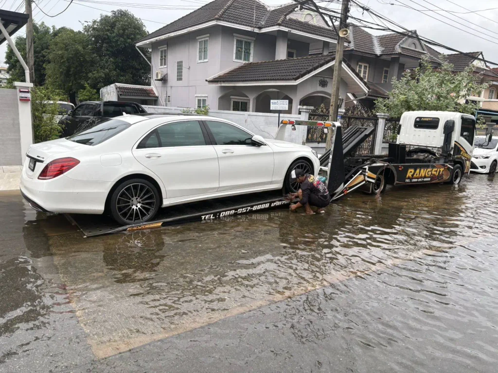 เจ้าหน้าที่รังสิตรถสไลด์เข้าปฏิบัติงานช่วยเหลือเคลื่อนย้ายรถหนีน้ำท่วม เข้าถึงพื้นที่ไว อุ่นใจทุกเวลาเมื่อเรียก รถสไลด์ ดอนเมือง