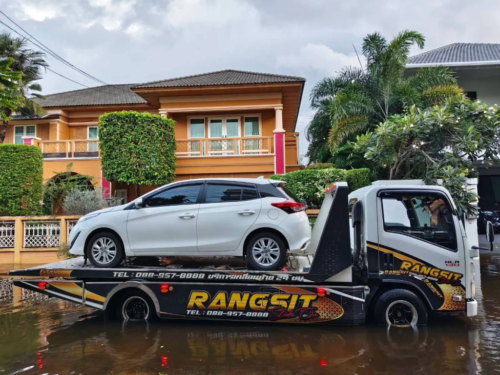 รถสไลด์ออนรุ่นใหม่จากรังสิตรถสไลด์ จอดเตรียมพร้อมให้บริการช่วยเหลือฉุกเฉินกรณีรถสตาร์ทไม่ติด ตลอด 24 ชั่วโมง
